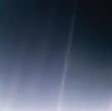 Versión reprocesada de Un punto azul pálido realizada por la NASA para celebrar el 30 aniversario de la imagen. Utilizando un moderno software de procesamiento de imágenes, el brillo y los colores se equilibraron para mejorar el área que contiene la Tierra.