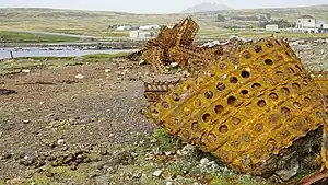 Vista del estuario con basura humana dejada por el ejército británico.