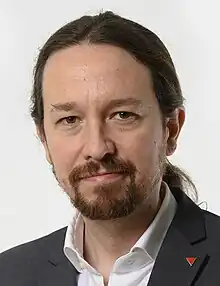 El Vicepresidente segundo y ministro de Derechos Sociales y Agenda 2030 del gobierno español, Pablo Iglesias, luciendo un pin del triángulo rojo en 2020.