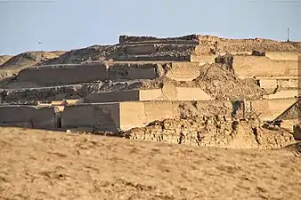Vista lateral del templo del Sol de Pachacámac