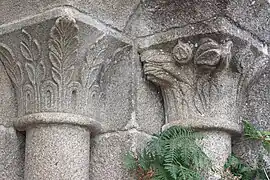 Motivos vegetales en el monasterio de San Salvador de Paderne.