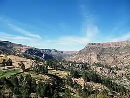  Paisaje de la cuenca del río Qaracha, en el distrito de Sacsamarca.