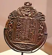 Salvoconducto nocturno mongol con inscripciones en persa (izquierda), mongol ('Phags-pa, centro) y uidur (derecha). La inscripción mongola es un anuncio a malhechores.