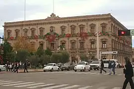 Palacio con decorado navideño visto desde la Plaza Hidalgo.
