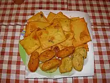 Panelle (detrás) y crocchè (delante).