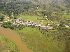 El Guadalupe a su paso por el corregimiento  El Salto, al fondo se aprecia la quebrada Cañas Gordas.
