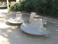 Bancos del parque, de Beverly Pepper.