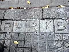 Nombre de la calle en el pavimento: calle de París.