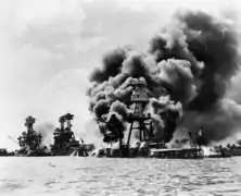 El USS West Virginia (gravemente dañado), el USS&nbsp;Tennessee (dañado) y el USS Arizona (hundido).
