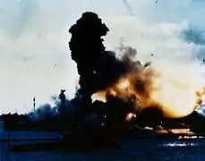 El USS&nbsp;Arizona explota.