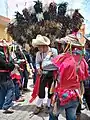 Entre los personajes más icónicos de la celebración de Corpus Christi en Suchiapa, se encuentra el "Gigante", este danzante baila siempre junto al Gigantillo, en la pieza de baile "Batalla final" se enfrenta al Calalá. Suchiapa, Chiapas, México, 2017. Cortesía de Mariela TC.