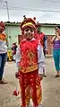 Entre los personajes más icónicos de la celebración de Corpus Christi en Suchiapa, se encuentra el "Gigantillo", es el único infante danzante junto a las reinitas. El Gigantillo baila siempre junto al Gigante, en la pieza de baile "Batalla final" pasea entre los tigres ondeando el juguete que trae en la mano para que lo atrapen y laman. Suchiapa, Chiapas, México, 2017. Cortesía de Mariela TC.