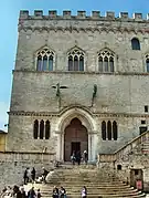 El portal desde la Fontana Maggiore