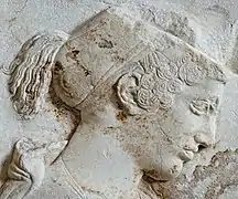 Retrato de Filis, hija de Cleomenes, portando un cecrífalo, detalle de un estela funeraria en mármol de Tasos. Ca. 450&nbsp;a.&nbsp;C..Museo del Louvre.