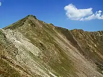 Pico Tres Provincias (2498&nbsp;m), el techo leonés del macizo de Fuentes Carrionas, un trifinio León-Palencia-Cantabria