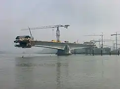 Este puente de hormigón funciona temporalmente como dos voladizos durante su construcción.