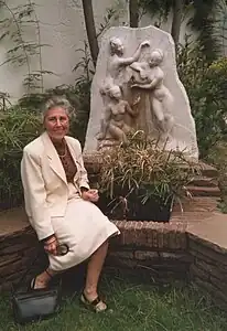 Pierrette Gargallo en 1990 con su obra escultórica Las tres gracias, realizada en 1946 para una fuente del Sr. Terruel Suriol.