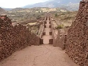 Calle de Piquillacta (cultura Huari), Perú, siglo&nbsp;VI al XII&nbsp;d.&nbsp;C.