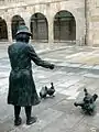 Parte posterior de la escultura con el mercado de abastos enfrente
