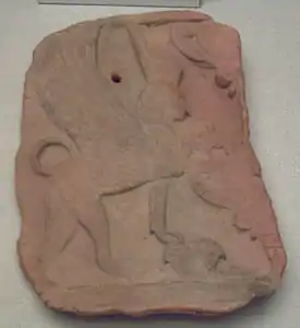 Placa con esfinge (s. VI&nbsp;a.&nbsp;C.). Arcilla. Necrópolis cartaginesas en Ibiza.