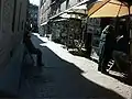 Vendedores de arte en una callejuela cercana