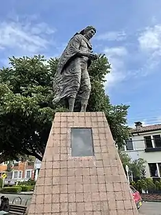 Fotografía  tomada desde el sur. En esta se puede apreciar una vista oblicua del monumetno a Giordano Bruno y su respectica placa descriptiva.