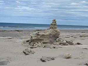 Parte de la playa erosionada por el mar.