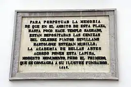Placa en la fachada oeste en recuerdo de Murillo. El pintor fue enterrado en la antigua iglesia que ocupaba la plaza; por error la placa hace referencia a "las cenizas" de Murillo, siendo correcto decir "restos" ya que nunca fue incinerado