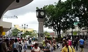 Acceso a la plaza de la Cultura desde el Bulevar de la Avenida Central.
