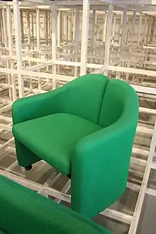 •   año 1969 Sillón tapizado Clamis PS 142. Compuesto por dos cuerpos gemelos especulares con dos carcasas especulares (Patentado el 18 de julio de 1972 - US D224285 S)