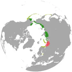 alt=Zona de distribución del eider de Steller.
En verde oscuro - área de anidación; en verde claro - área de invernada; en rojo - distribución anterior.
