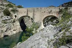 Puente del Diablo (siglo&nbsp;XI) aguas abajo de la abadía.