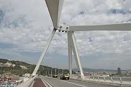 Detalle de las estructuras de acero que actúan de tirantes para aliviar los esfuerzos del tablero.