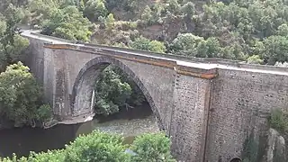 Puente de Vieille-Brioude sobre el río Allier (siglo XV) cuyo arco de 54,20&nbsp;m de luz (hoy reconstruido con solo 45 m),  fue durante cuatro siglos la mayor bóveda de piedra existente.