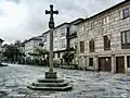 El crucero del siglo&nbsp;XVI en el centro de la plaza