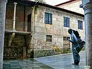 La estatua de Castelao delante del pazo de Castro Monteagudo en 2010
