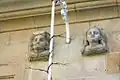 Bustos renacentistas con caras en la Casa de los Ozores