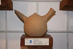 Largo pitorro en un porrón de arcilla de Navalcarnero (España).