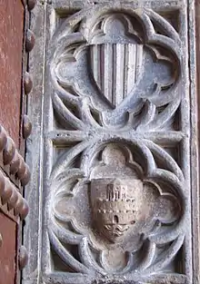 Arriba el escudo del rey y abajo el de la ciudad (o de los Botonach, según autores), siglo XIV.