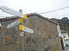 Poste de los senderos PR-TF 8 y PR-TF 9 en la plaza de Afur.