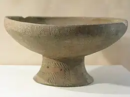 Frutero de cerámica de la Cultura de Sa Huỳnh.