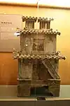 Una torre de cerámica de estilo han oriental tardío con grandes tejas circulares y una escalera que conduce al segundo piso