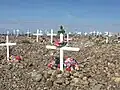 Cementerio de Puvirnituq: cada sepultura está decorada con flores artificiales