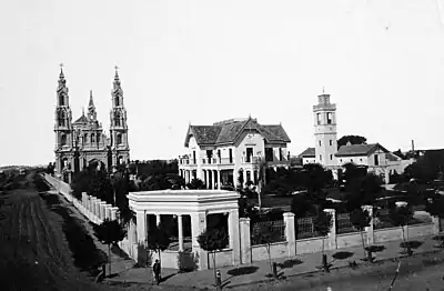 La Quinta Guerrero, hoy Plaza Colombia y la Iglesia de Santa Felicitas. (ca. 1880) dedicada a Felicitas Guerrero.
