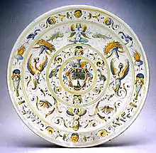 Piatto a raffaellesche ("plato a la rafaelesca") en mayólica de Faenza, siglo XVI.