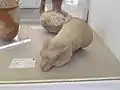 Ritón de cerámica en forma de cabeza de carnero.