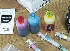 Tintas para rellenado de cartuchos de impresora; nótese el color magenta, a la izquierda