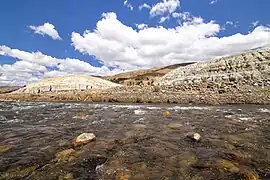 Montículo sur y parte del norte al lado del río Santa, vista hacia el suroeste.