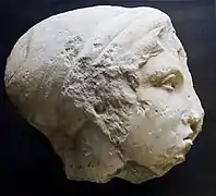 Mujer con cecrífalo, mármol pentélico, ca. 400&nbsp;a.&nbsp;C. Museo del Louvre.