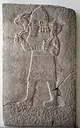 Ortostato con un hombre que lleva una gacela a hombros. Relieve del siglo VIII&nbsp;a.&nbsp;C.